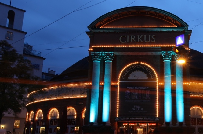 Цирк в Копенгагене, оформленный ретро лампочками Danlamp